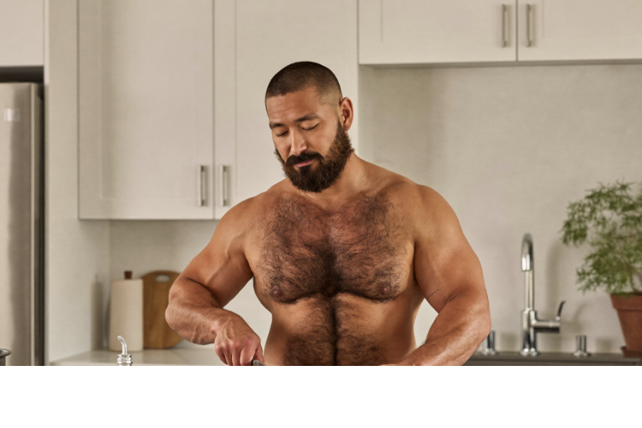 キッチンで健康的な食事を準備する男性のイメージ